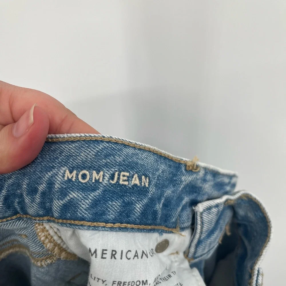 American Eagle AE Mom Jean Distressed Light Wash Denim Jeans Size 00‎
